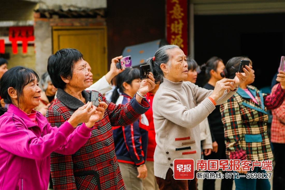 晚安十点（2023.2.21）丨久违的快乐回来了！二月二，这些地方好热闹