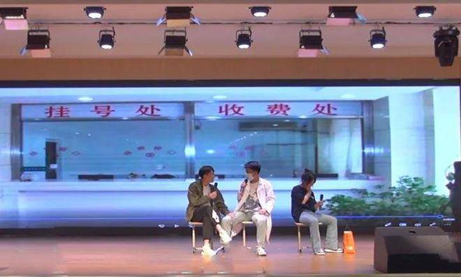 青岛二卫校举行庆祝“五四”青年节暨“5·12”国际护士节系列活动