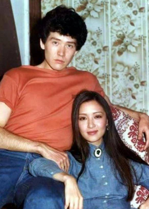 时代男神费翔：一生爱过6个顶级女星，至今单身的原因让母亲内疚