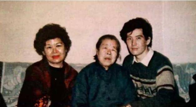 时代男神费翔：一生爱过6个顶级女星，至今单身的原因让母亲内疚