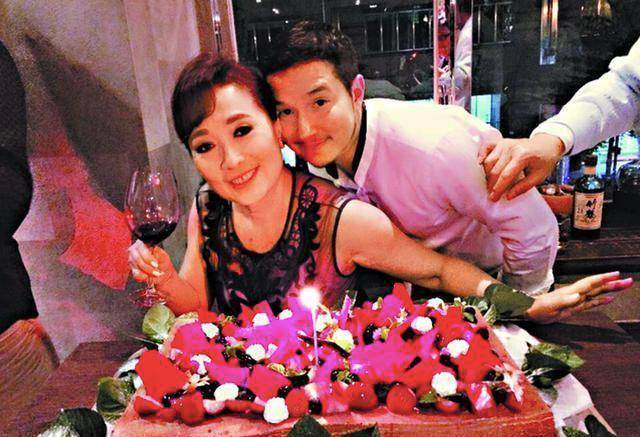 43岁台湾名媛现身妇产科！二婚再嫁身家百亿富豪，结婚5年无子