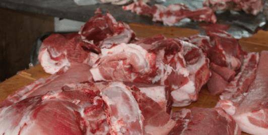 市场看到这种猪肉，不能买，买回来也不能食用，看完告诉家里人！