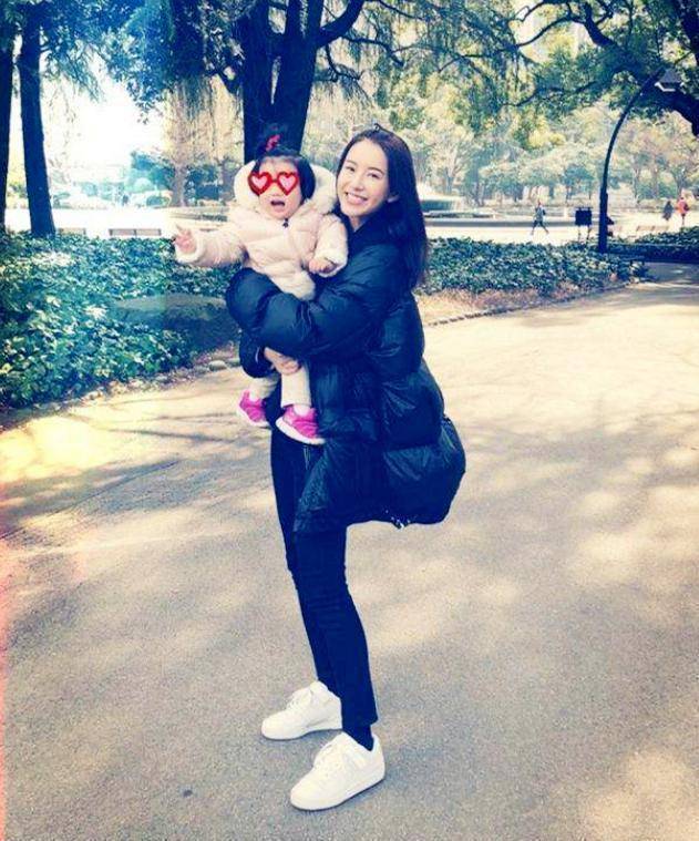 陈赫前妻性感出镜裙子开到大腿根，与外籍男友分手后越来越任性