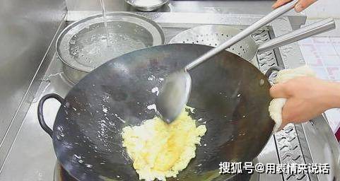 韭菜鸡蛋怎样炒韭菜翠绿不出水？厨师长分享技巧，这才是正确操作