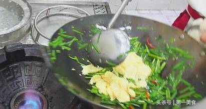 韭菜鸡蛋怎样炒韭菜翠绿不出水？厨师长分享技巧，这才是正确操作
