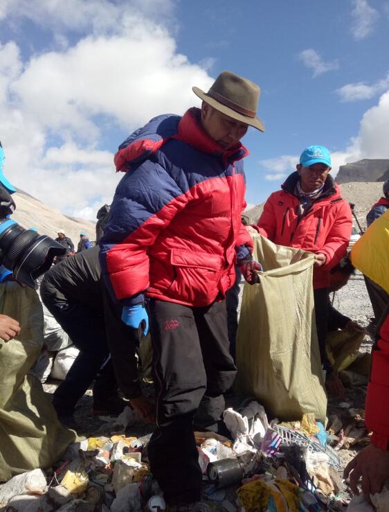 珠峰每年迎近6万名游客环境保护初见效