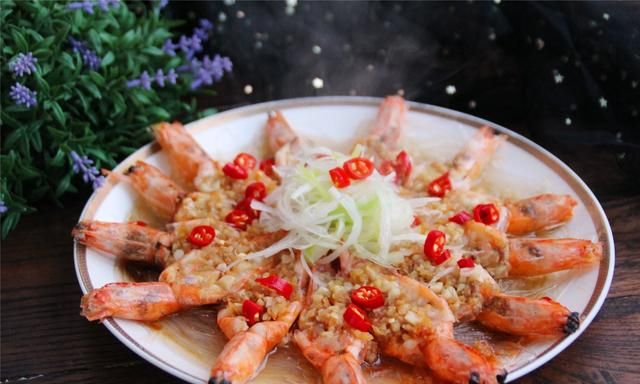 国庆家宴，大虾别总是水煮了，5道大虾做法，端上桌都是“硬菜”