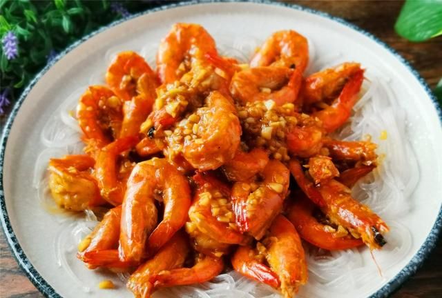 国庆家宴，大虾别总是水煮了，5道大虾做法，端上桌都是“硬菜”