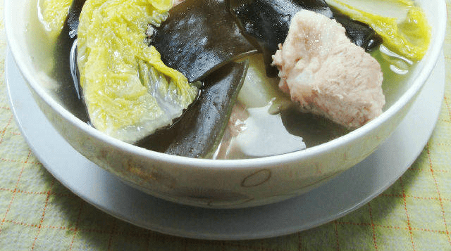 海带白菜排骨汤，虽然这道汤很朴素，但是记得大学同桌很喜欢吃
