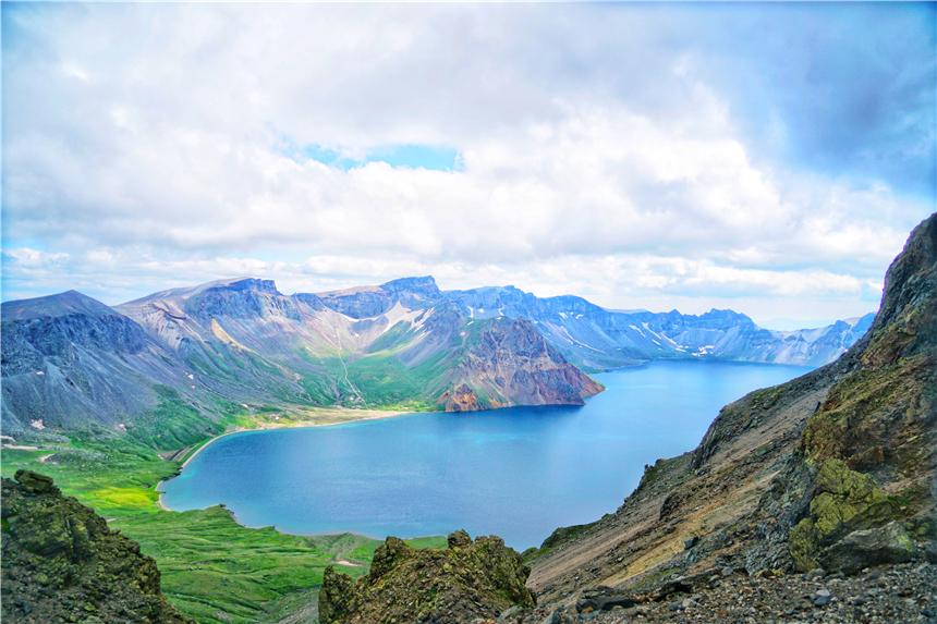 世界最深的高山湖泊位于吉林，16座山峰环绕，十人九不遇充满神秘