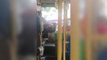 公交车司机开车玩手机，有乘客被吓坏！