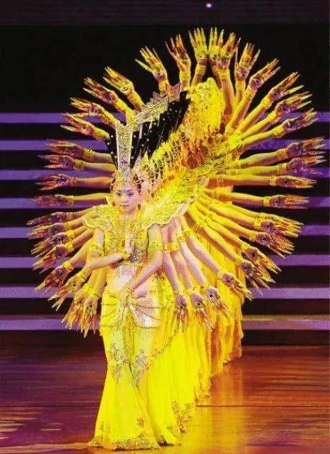 中国8位舞蹈大家：毒舌金星勉强排第五，杨丽萍只能排第三
