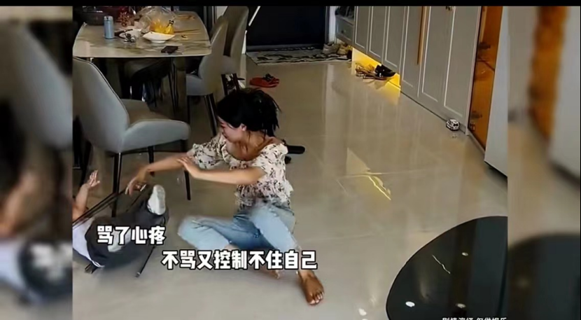 孩子哭闹，三等父母训斥，二等父母讨好，一等父母……