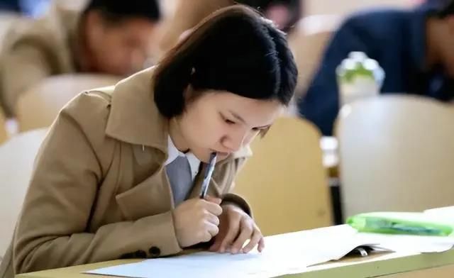 公务员绝对不允许做的副业：一旦被发现，轻者处分，重者开除公职