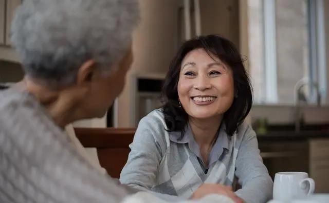 男人瞒着妻子帮弟弟买房，妻子不吵不闹，一年后弟弟生子他撑不住