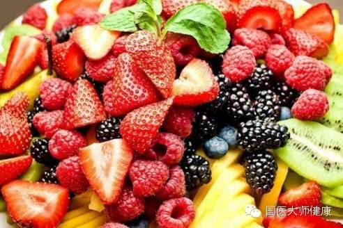 午饭后，不宜立刻吃水果，应在饭后1小时；可选择一些酸味水果，如