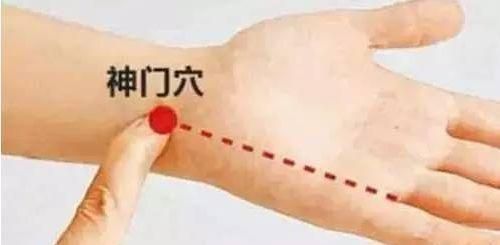睡前简单按压穴位，告别失眠，十分钟入睡