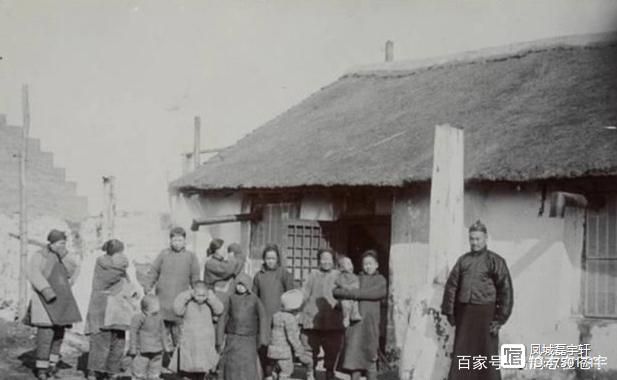 清末老照片，15岁的小妾，出阁的新娘，图七乡下的地主在放鞭炮
