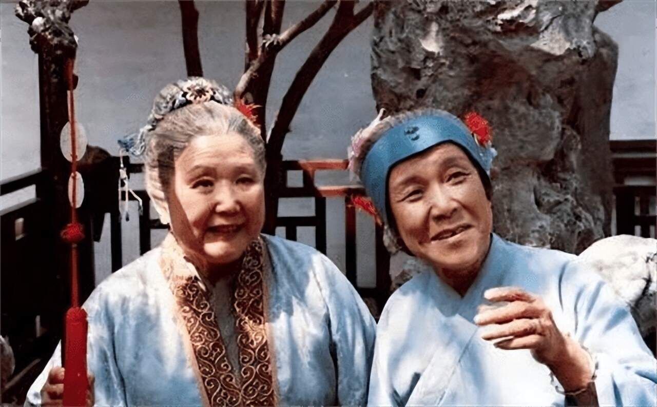 贾母喝剩的半杯茶，给刘姥姥品尝，75岁的她一饮而尽，喝出了尊严