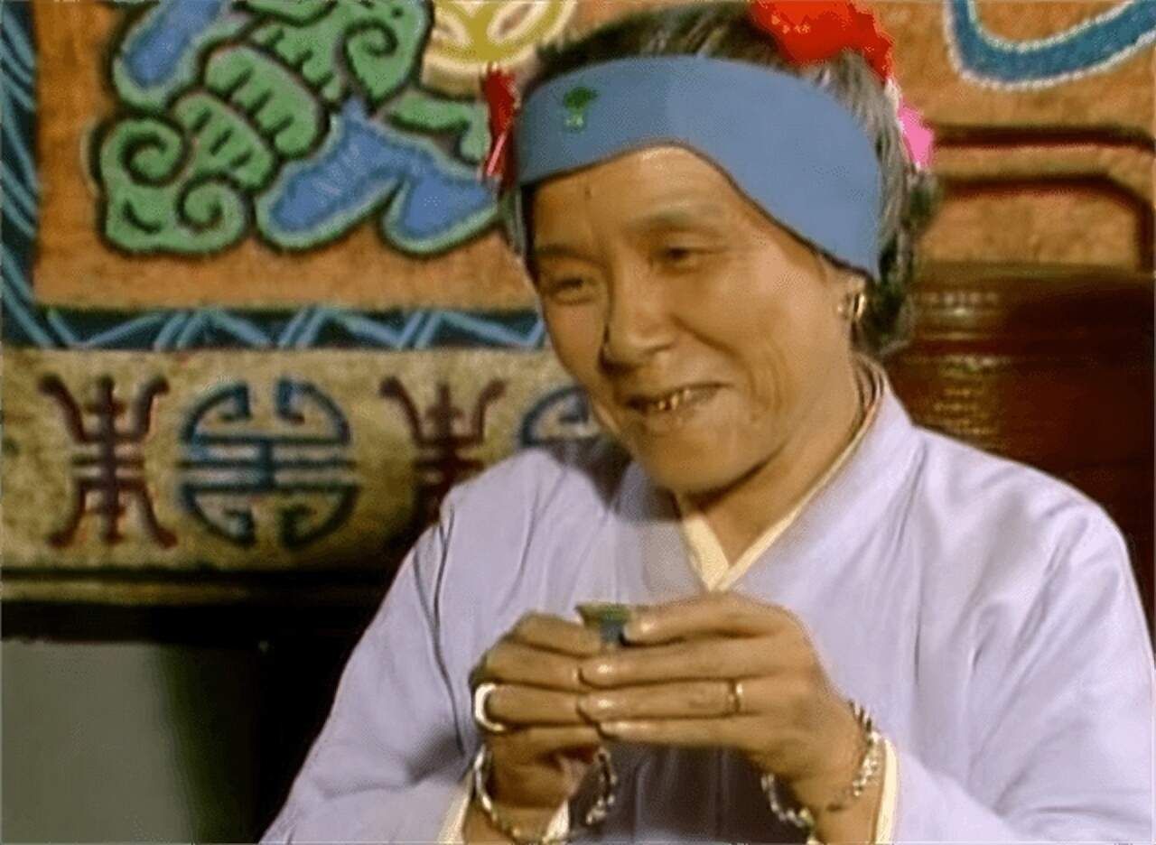 贾母喝剩的半杯茶，给刘姥姥品尝，75岁的她一饮而尽，喝出了尊严