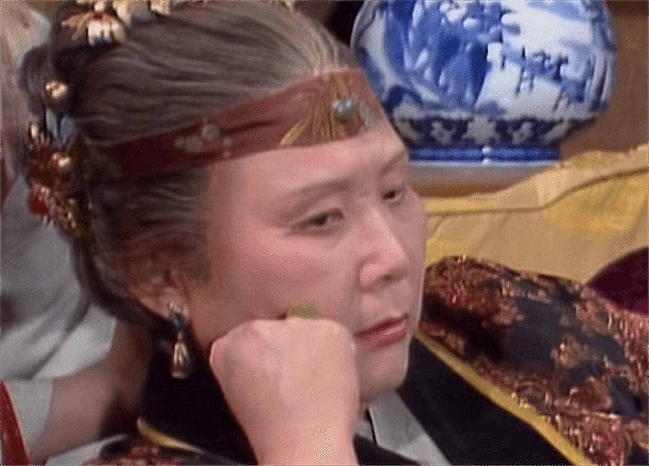贾母喝剩的半杯茶，给刘姥姥品尝，75岁的她一饮而尽，喝出了尊严