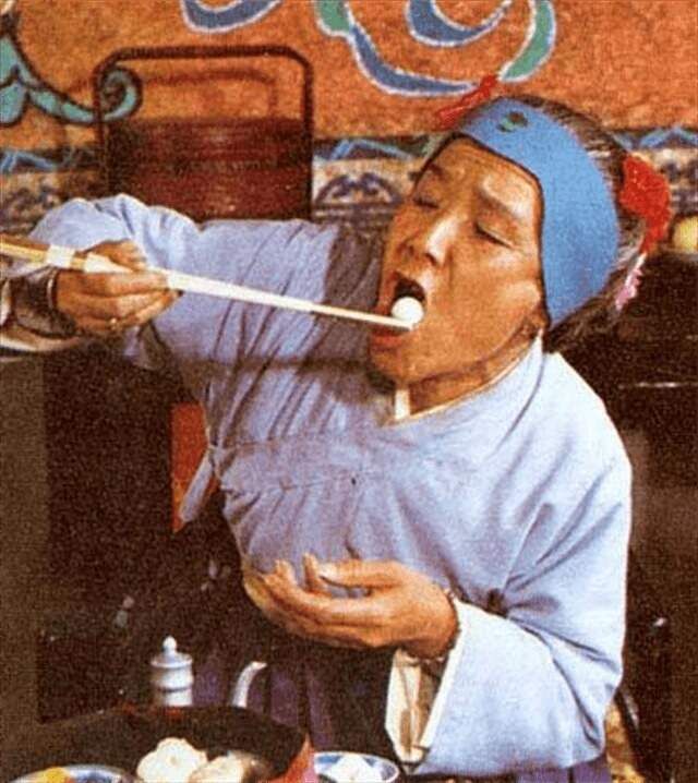 贾母喝剩的半杯茶，给刘姥姥品尝，75岁的她一饮而尽，喝出了尊严