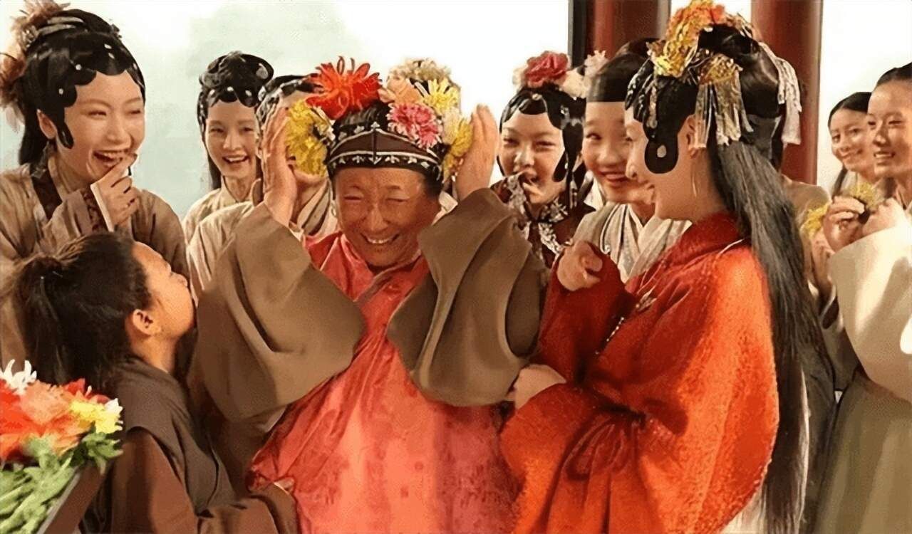 贾母喝剩的半杯茶，给刘姥姥品尝，75岁的她一饮而尽，喝出了尊严