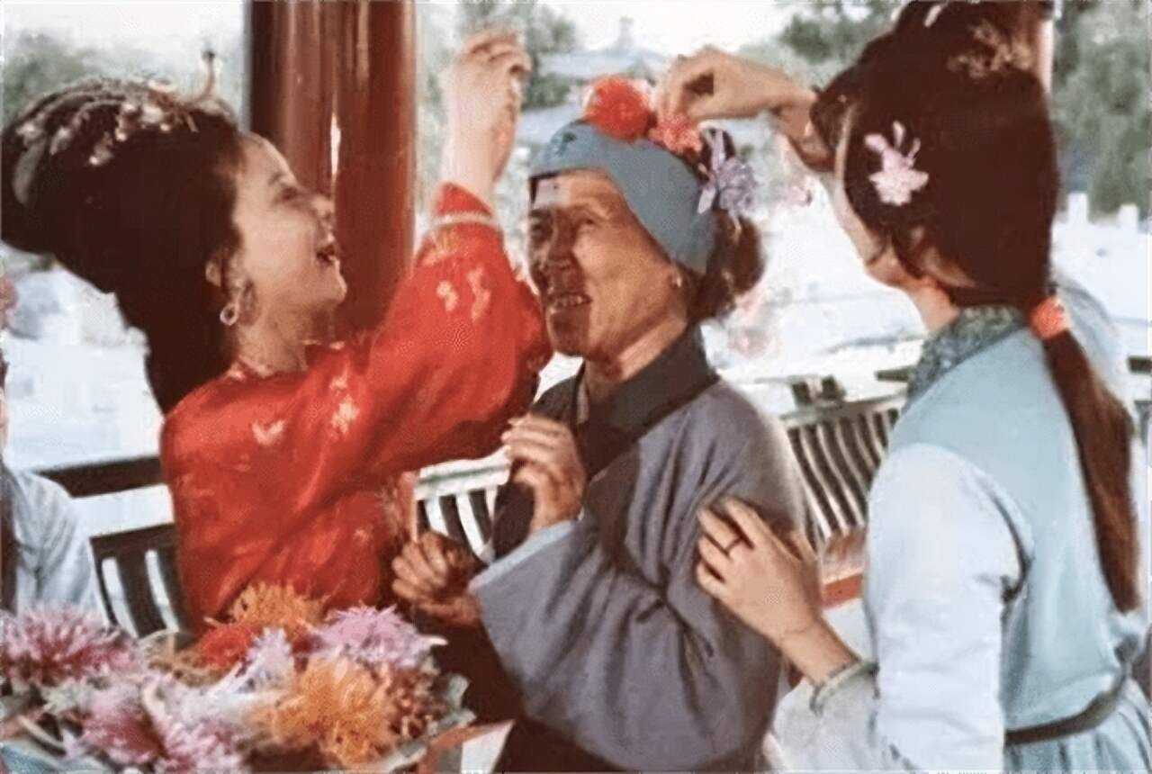 贾母喝剩的半杯茶，给刘姥姥品尝，75岁的她一饮而尽，喝出了尊严