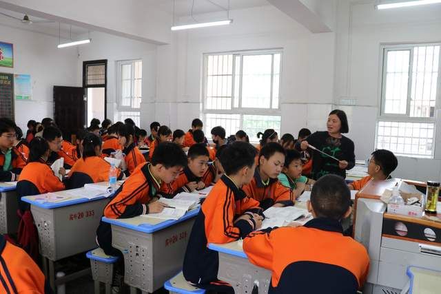 郧阳区实验中学教师：三尺讲台演绎课堂精彩