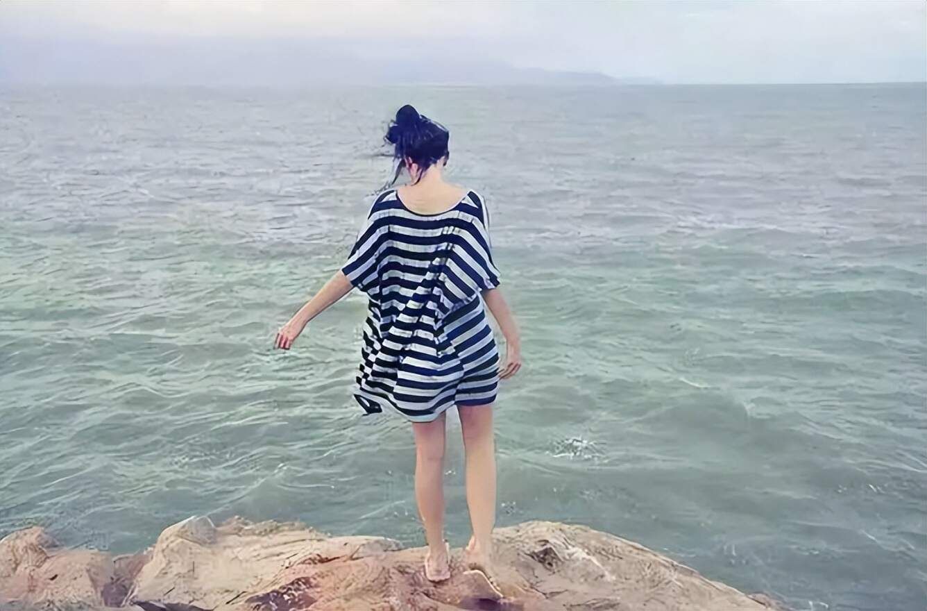 不管和谁打交道，别把自己的脚，伸进别人的鞋里