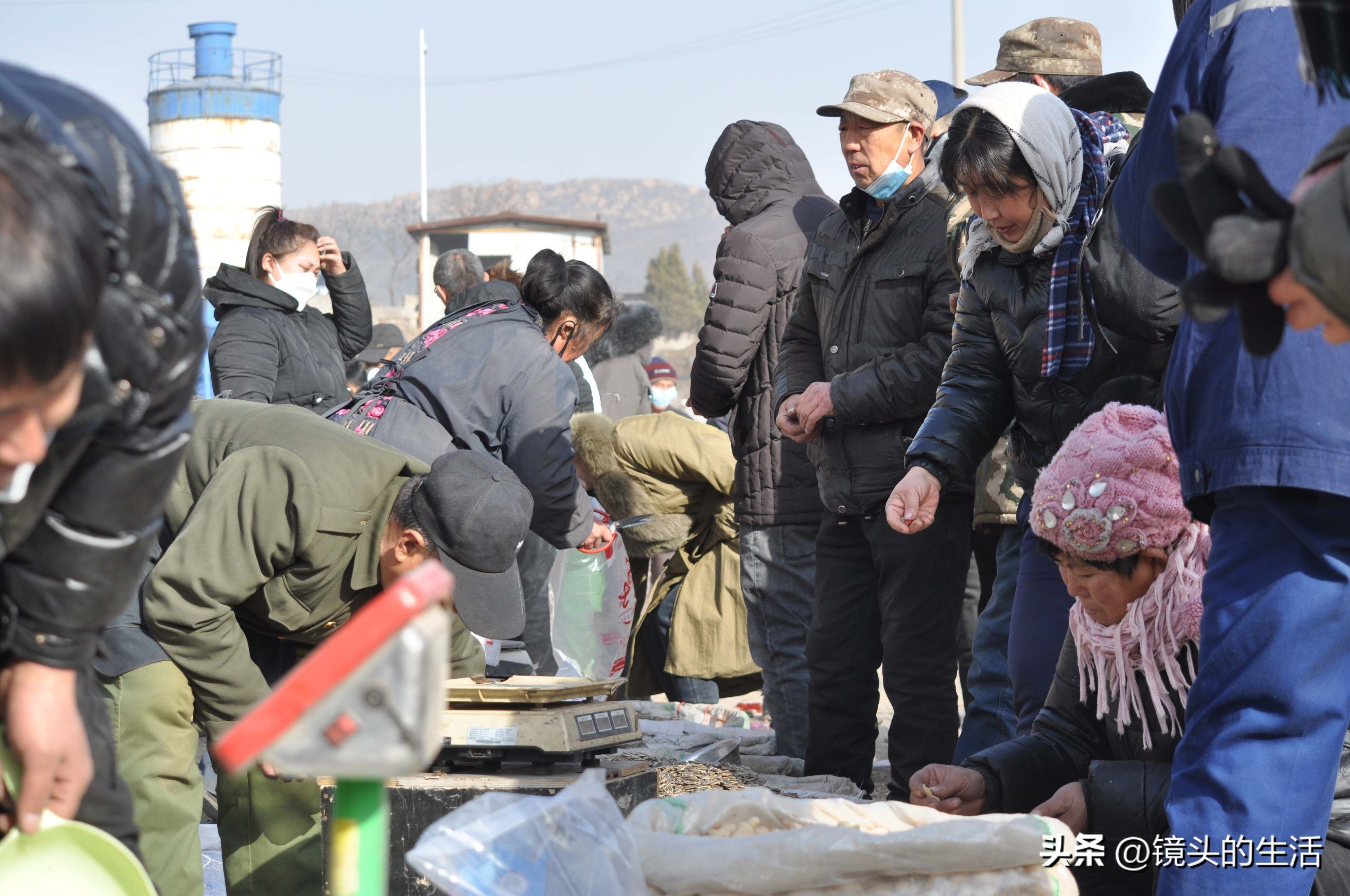 农村大集上不起眼的“小”生意，顾客爆满，看卖的是啥