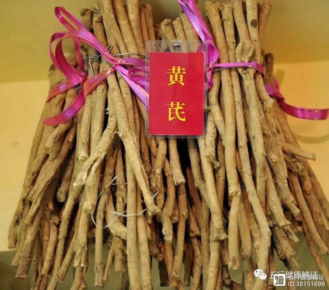 冬季，经常冒虚汗、稍有劳作后出大汗，可能是“气随津泄”，用《
