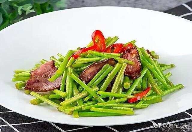 美食推荐：秘制酱猪蹄、堤蒿炒腊肉、玉米汁鲜鲍扣饭制作方法