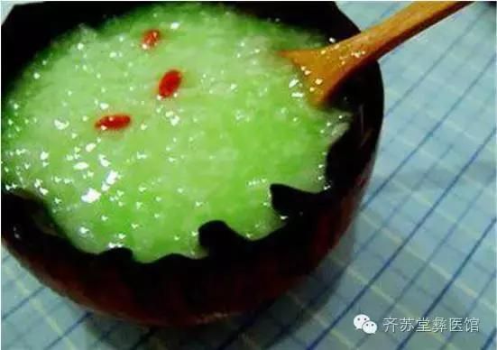 小草有奇功，你知道蛤蟆菜治什么病吗