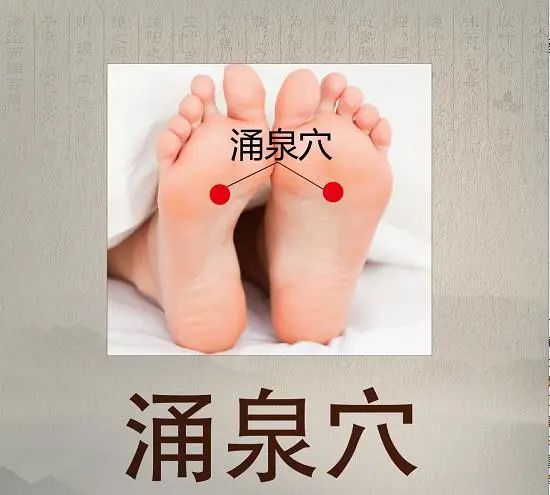 艾灸涌泉：不单暖脚，还能搞定烦人的失眠、上火、高血压