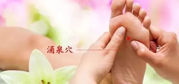 艾灸涌泉：不单暖脚，还能搞定烦人的失眠、上火、高血压
