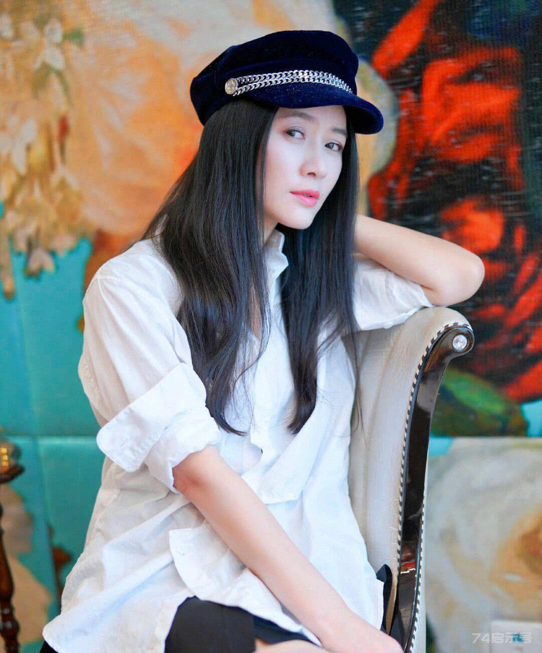 田海蓉现身活动，抹胸礼服凹出真实身材太惊艳，美得不像44岁！