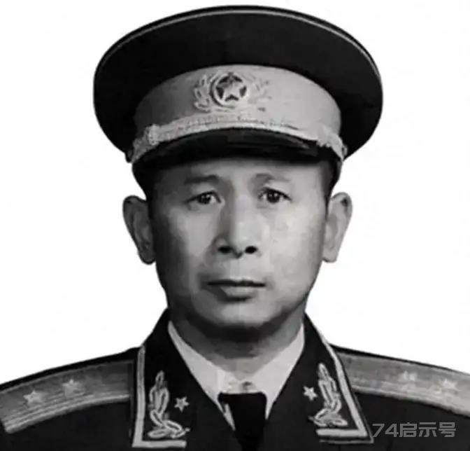 他被授中将军衔，陈赓去找毛主席“叫屈”：我愿把我的一颗星给他