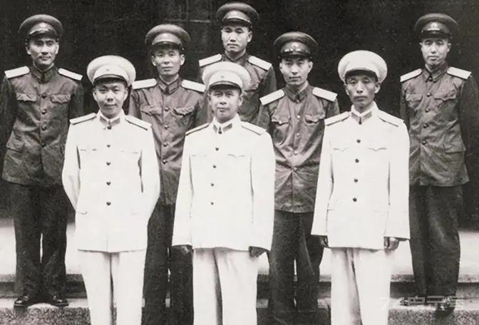 他被授中将军衔，陈赓去找毛主席“叫屈”：我愿把我的一颗星给他