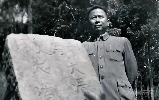 他被授中将军衔，陈赓去找毛主席“叫屈”：我愿把我的一颗星给他
