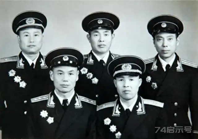 五五年授予少将798位，其中125人为正师级，授衔后全部调为准军级