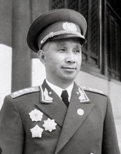 红军时期，粟裕大将为何7年未能升迁，一直在师级职位上徘徊？