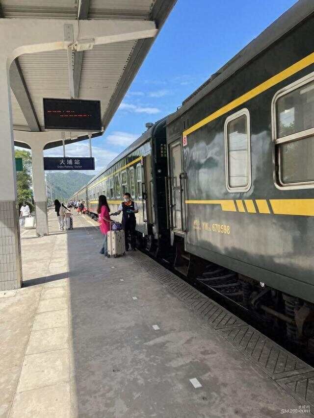 惊喜！十月一日起身份证乘火车“半价”客？你符合条件吗？