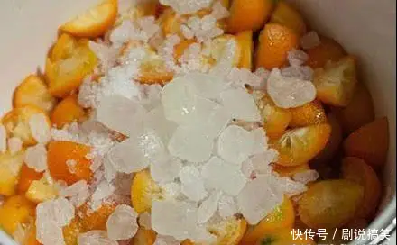 感冒喉咙痛吃冰糖__感冒咳嗽喝冰糖水管用吗